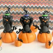 No Evil Black Cat: Halloween Cupcake Tutorial