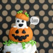 Peek-a-BOO with this Halloween Ghost Cupcake Tutorial!