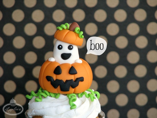 Peek-a-boo Halloween ghost cupcake ~ Lynlee's