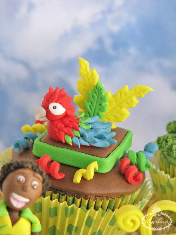 Macaw Carnaval float cupcake ~ Lynlee's