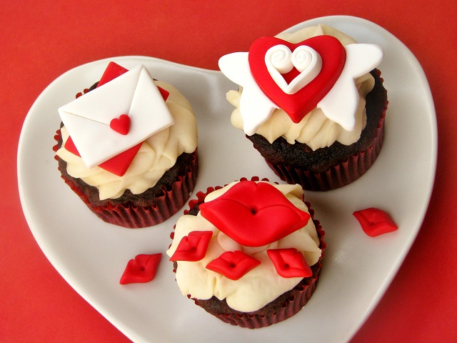 Sending All My Love Valentine Fondant Cupcake Tutorial