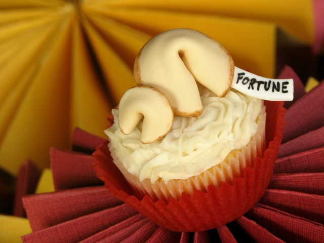 I Foresee… a Fondant Fortune Cookie Tutorial!